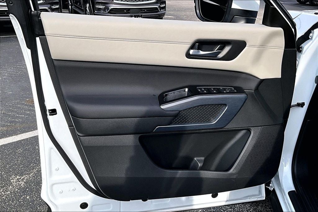 2025 Nissan Pathfinder SL