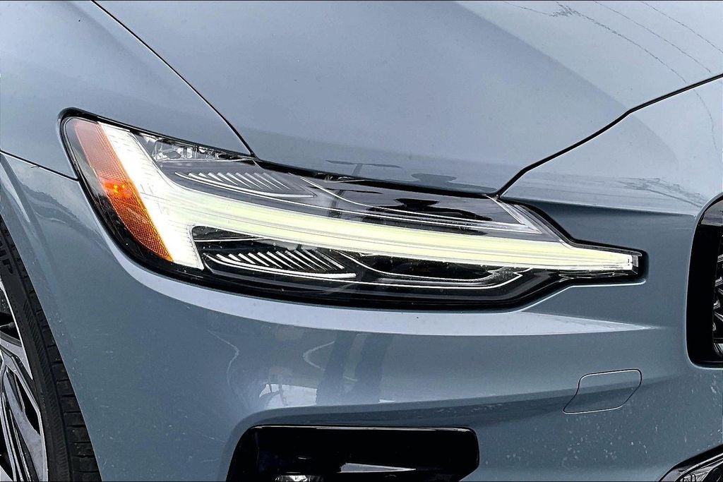 2024 Volvo S60 B5 Core Dark Theme