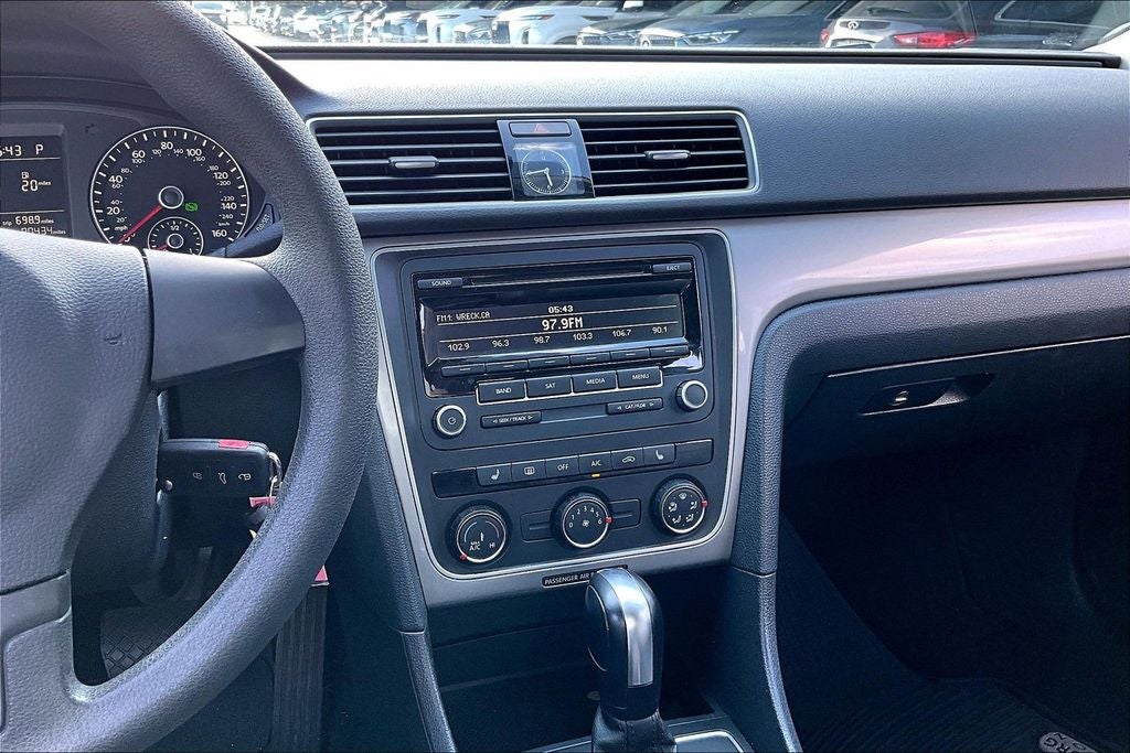 2013 Volkswagen Passat 2.5L Wolfsburg Edition