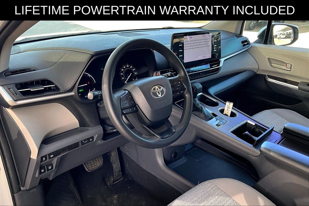 2022 Toyota Sienna LE 8 Passenger