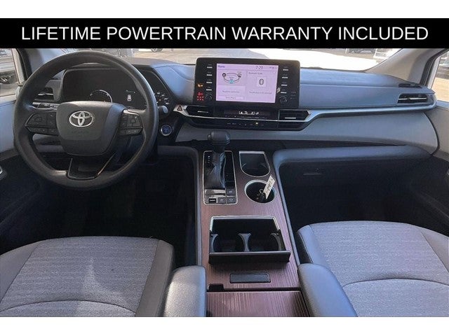 2022 Toyota Sienna LE 8 Passenger
