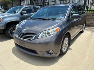 2013 Toyota Sienna XLE 8 Passenger