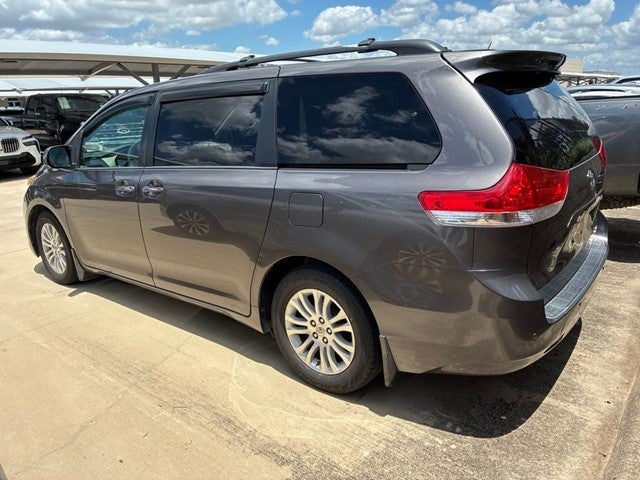 2013 Toyota Sienna XLE 8 Passenger