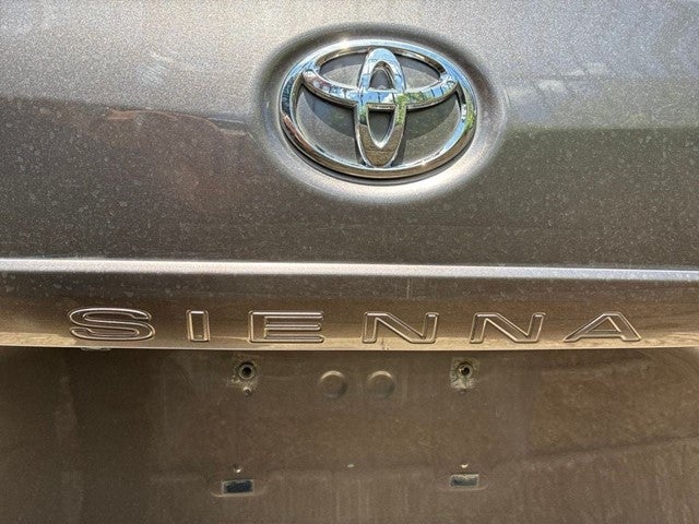 2013 Toyota Sienna XLE 8 Passenger