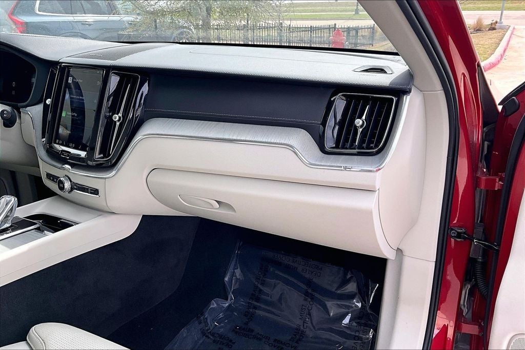 2024 Volvo XC60 B5 Ultimate Dark Theme