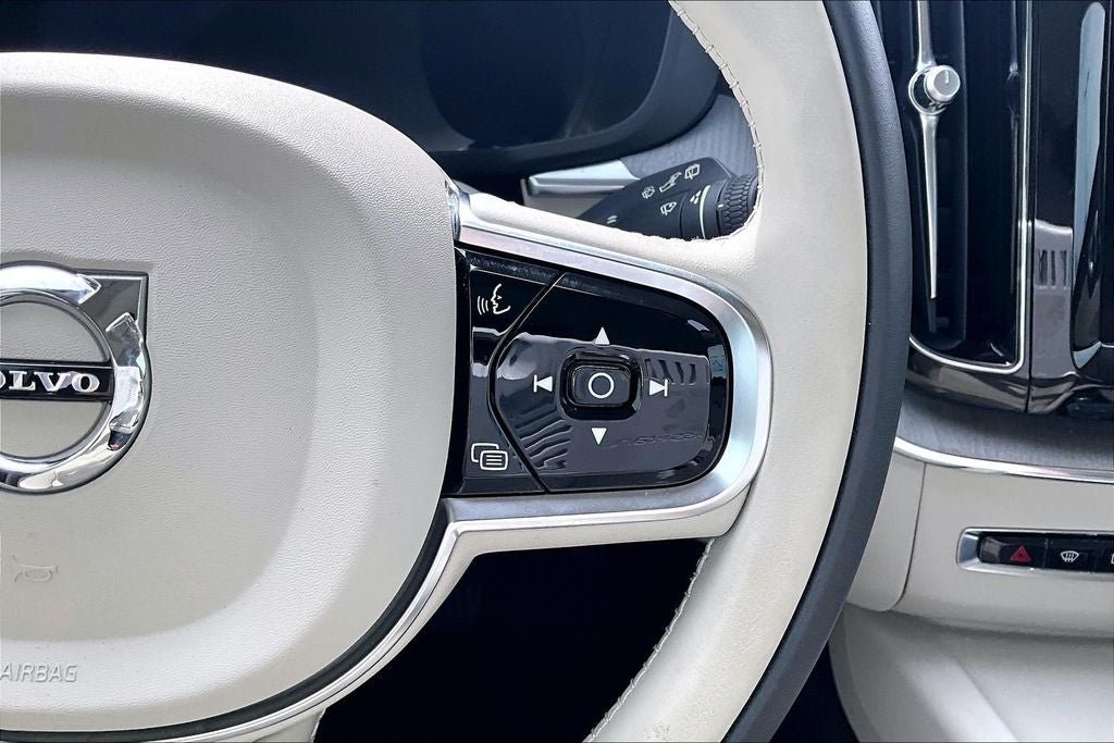 2024 Volvo XC60 B5 Ultimate Dark Theme