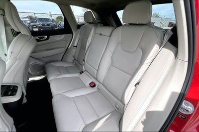 2024 Volvo XC60 B5 Ultimate Dark Theme