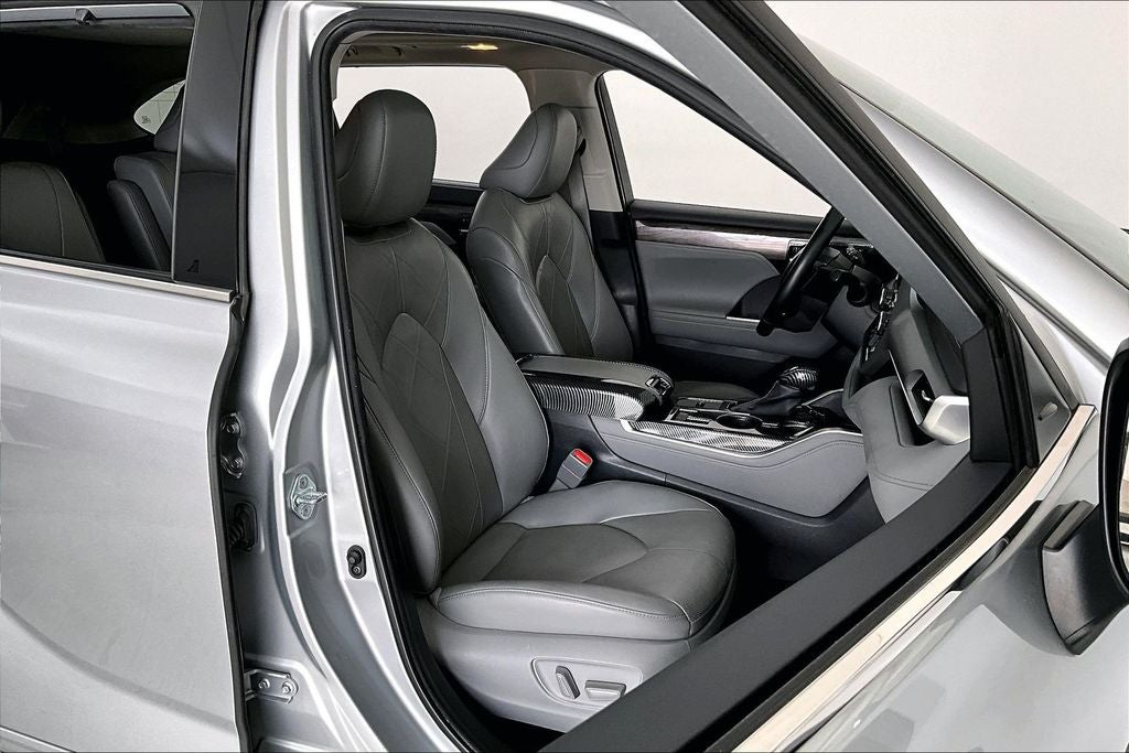 2023 Toyota Highlander Hybrid Platinum