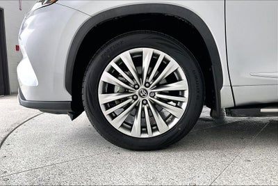 2023 Toyota Highlander Hybrid Platinum