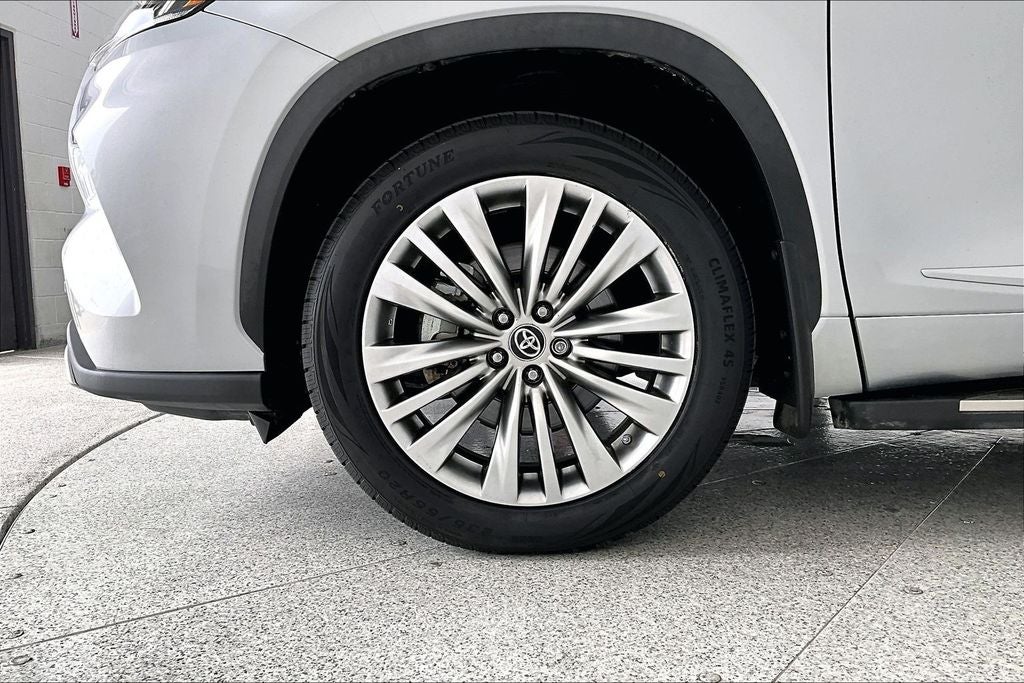 2023 Toyota Highlander Hybrid Platinum