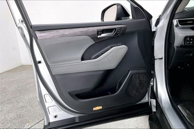 2023 Toyota Highlander Hybrid Platinum