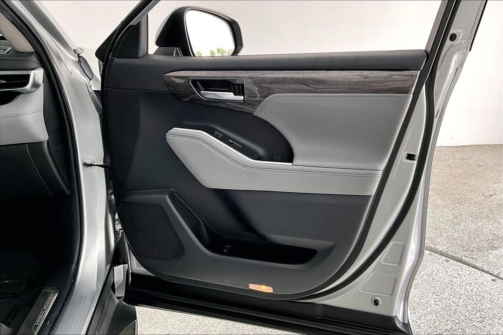 2023 Toyota Highlander Hybrid Platinum