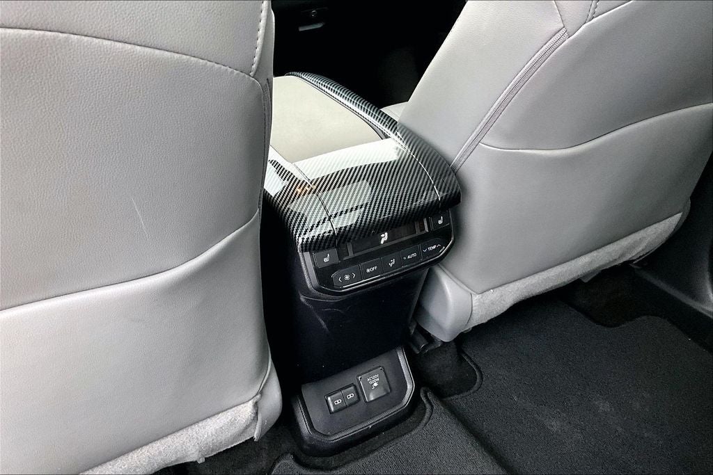 2023 Toyota Highlander Hybrid Platinum