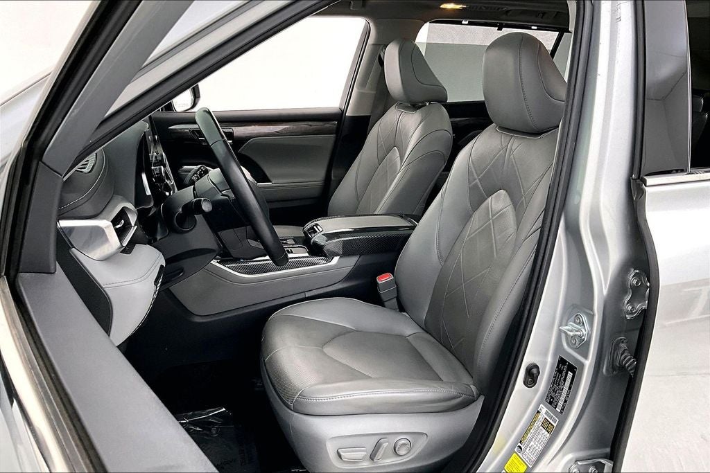 2023 Toyota Highlander Hybrid Platinum