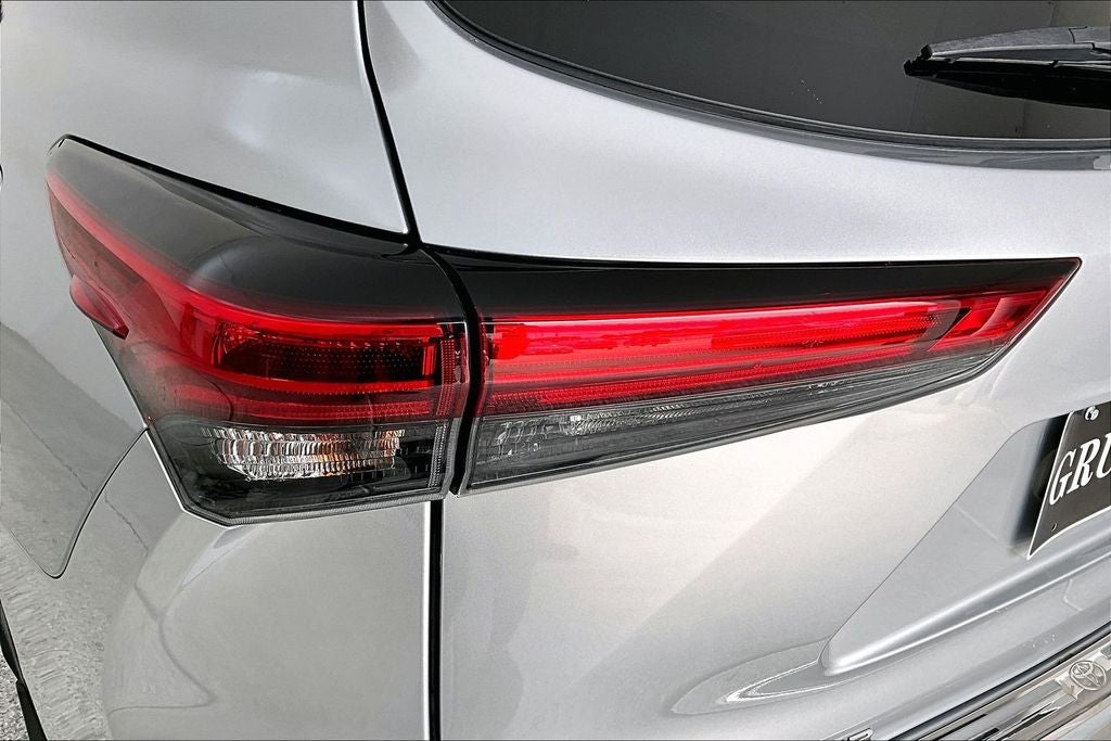 2023 Toyota Highlander Hybrid Platinum