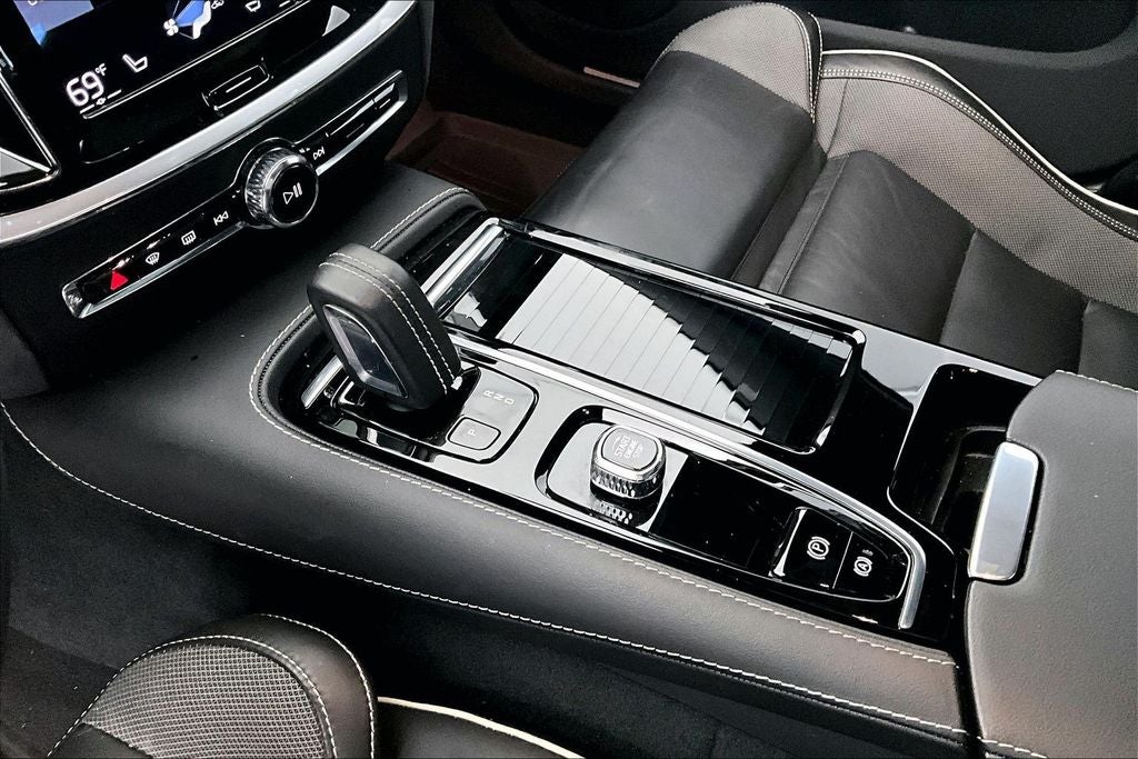 2022 Volvo S60 Recharge Plug-In Hybrid T8 Black Edition R-Design Extended Range