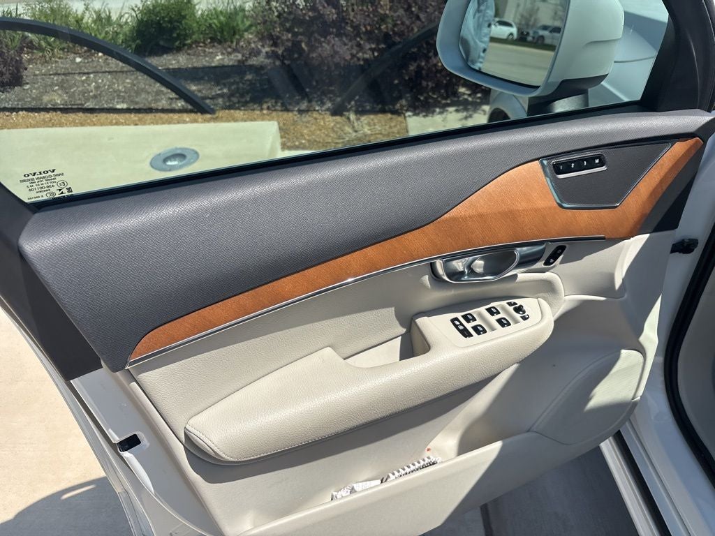 2022 Volvo XC90 T5 Momentum
