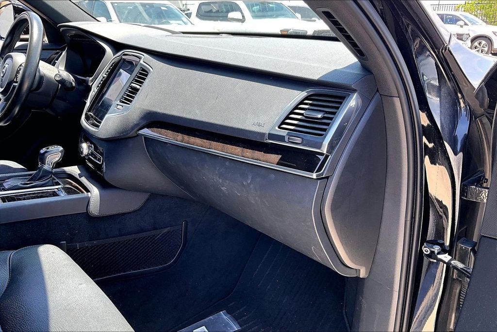2019 Volvo XC90 T6 Momentum