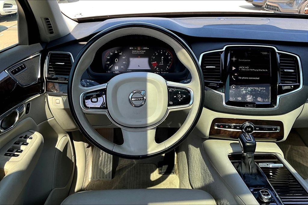 2016 Volvo XC90 T6 Momentum