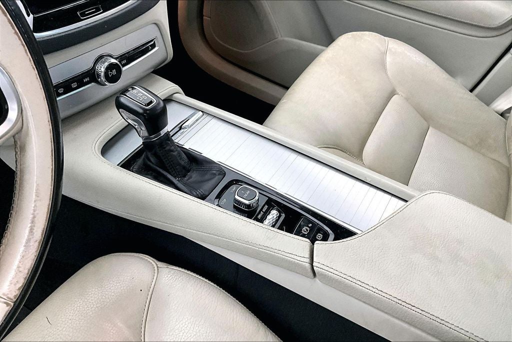 2017 Volvo XC90 T6 Momentum