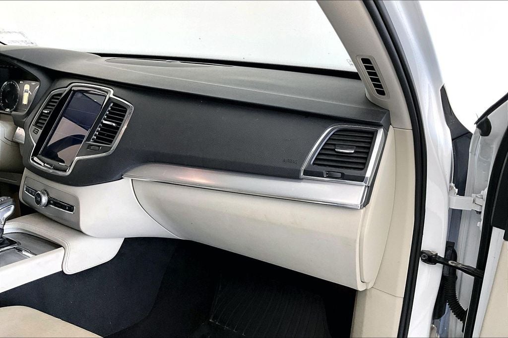 2017 Volvo XC90 T6 Momentum