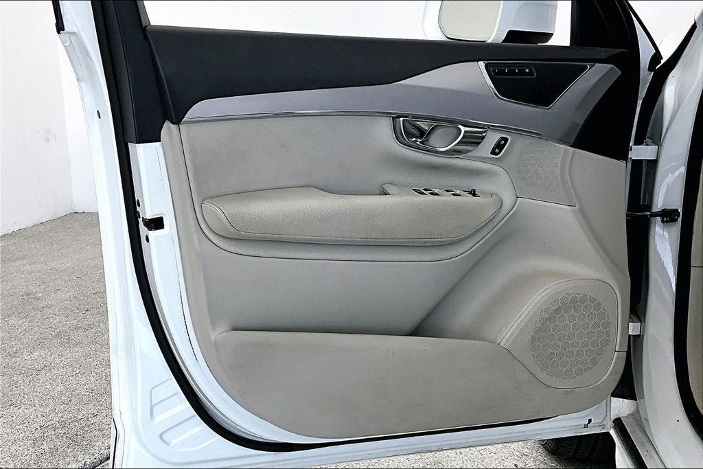 2017 Volvo XC90 T6 Momentum