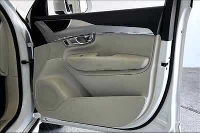 2017 Volvo XC90 T6 Momentum