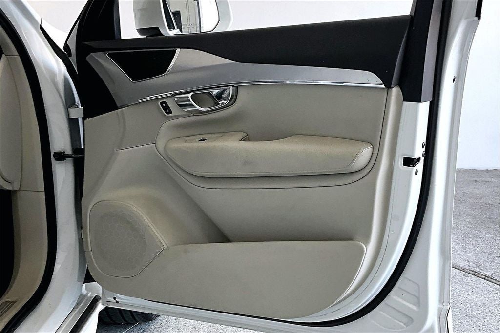 2017 Volvo XC90 T6 Momentum