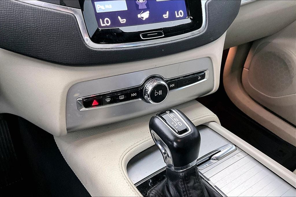 2017 Volvo XC90 T6 Momentum