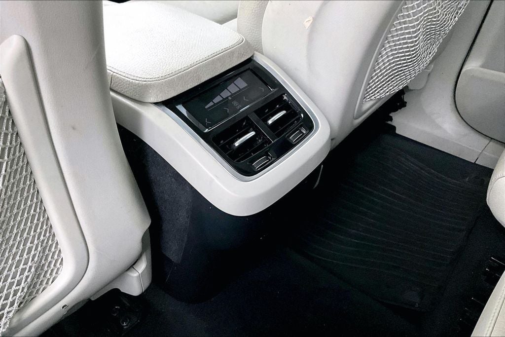 2017 Volvo XC90 T6 Momentum