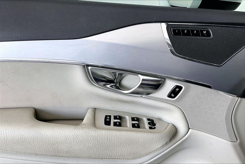 2017 Volvo XC90 T6 Momentum