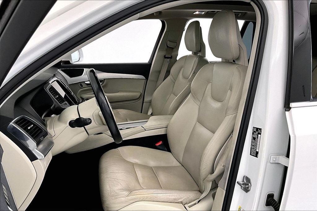 2017 Volvo XC90 T6 Momentum