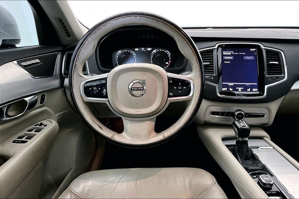 2017 Volvo XC90 T6 Momentum