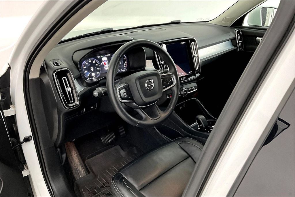 2022 Volvo XC40 Momentum