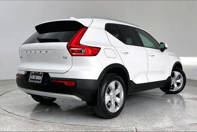 2022 Volvo XC40 Momentum
