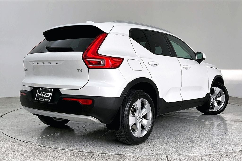 2022 Volvo XC40 Momentum