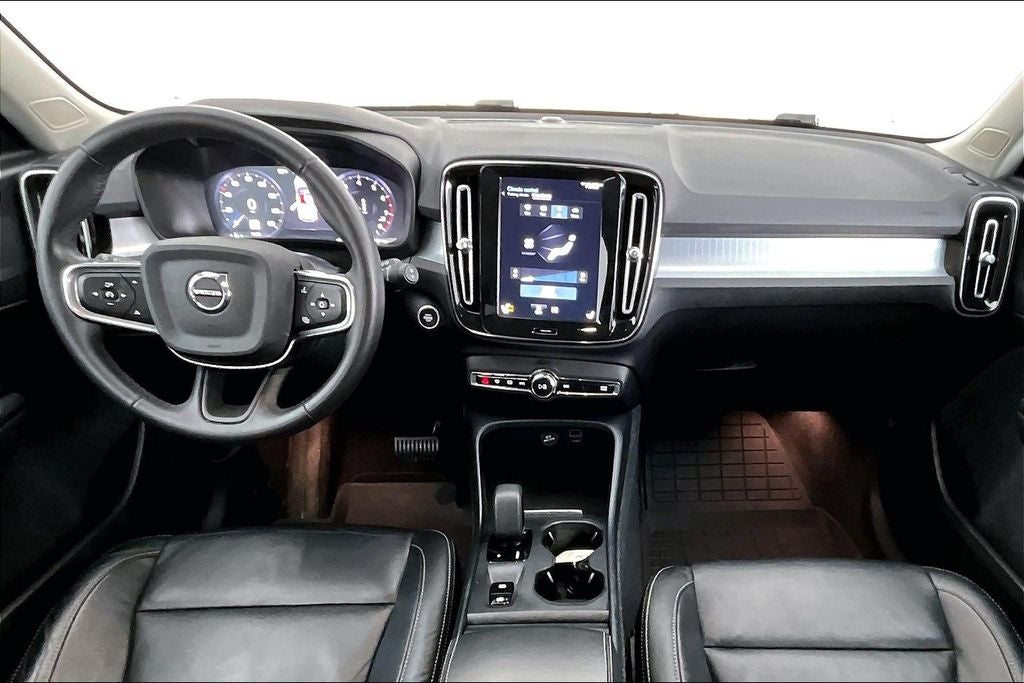 2022 Volvo XC40 Momentum