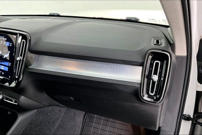 2022 Volvo XC40 Momentum