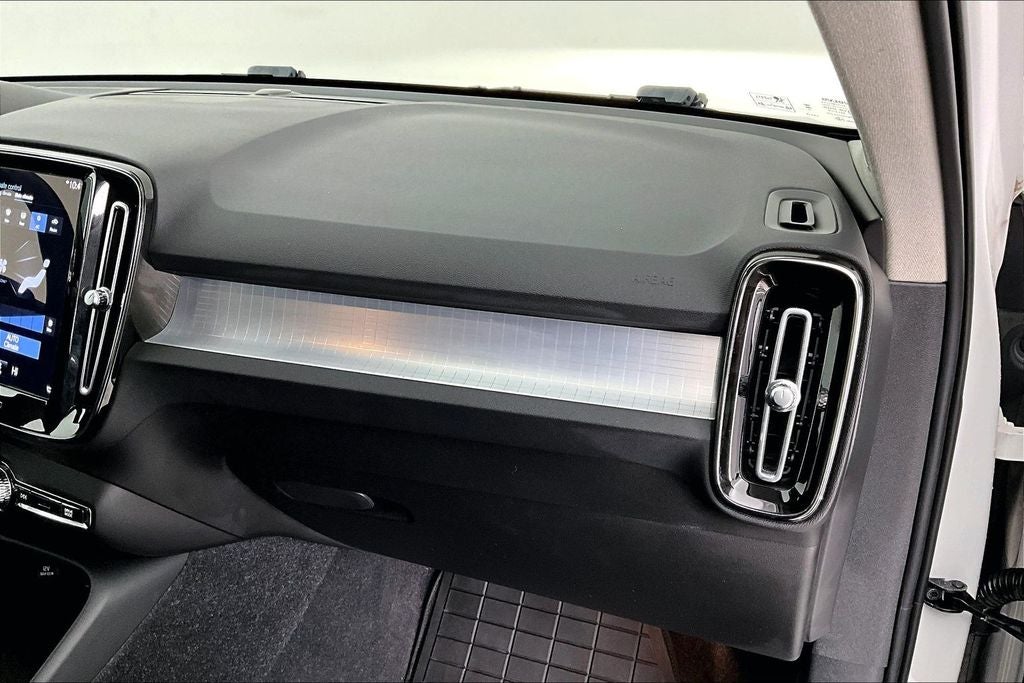 2022 Volvo XC40 Momentum