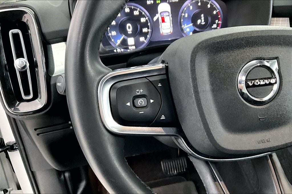 2022 Volvo XC40 Momentum