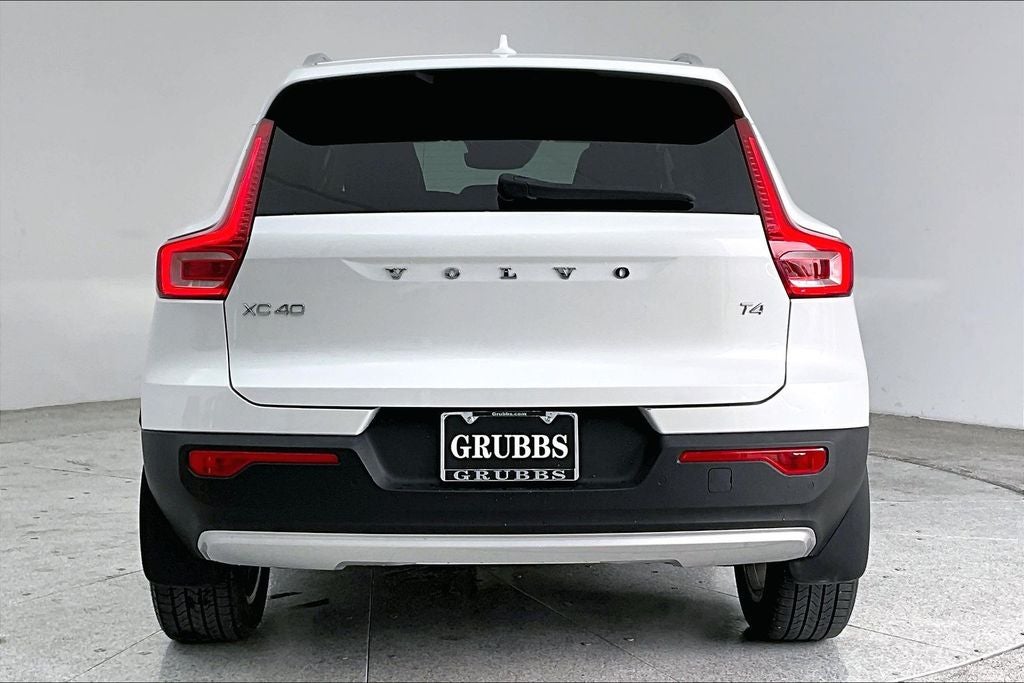 2022 Volvo XC40 Momentum