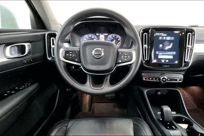 2022 Volvo XC40 Momentum