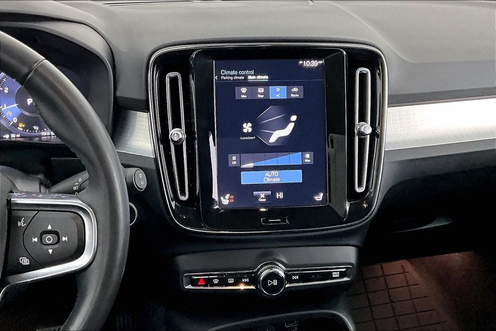 2022 Volvo XC40 Momentum