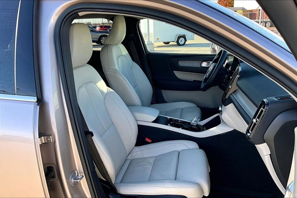 2023 Volvo XC40 B4 Plus Bright Theme
