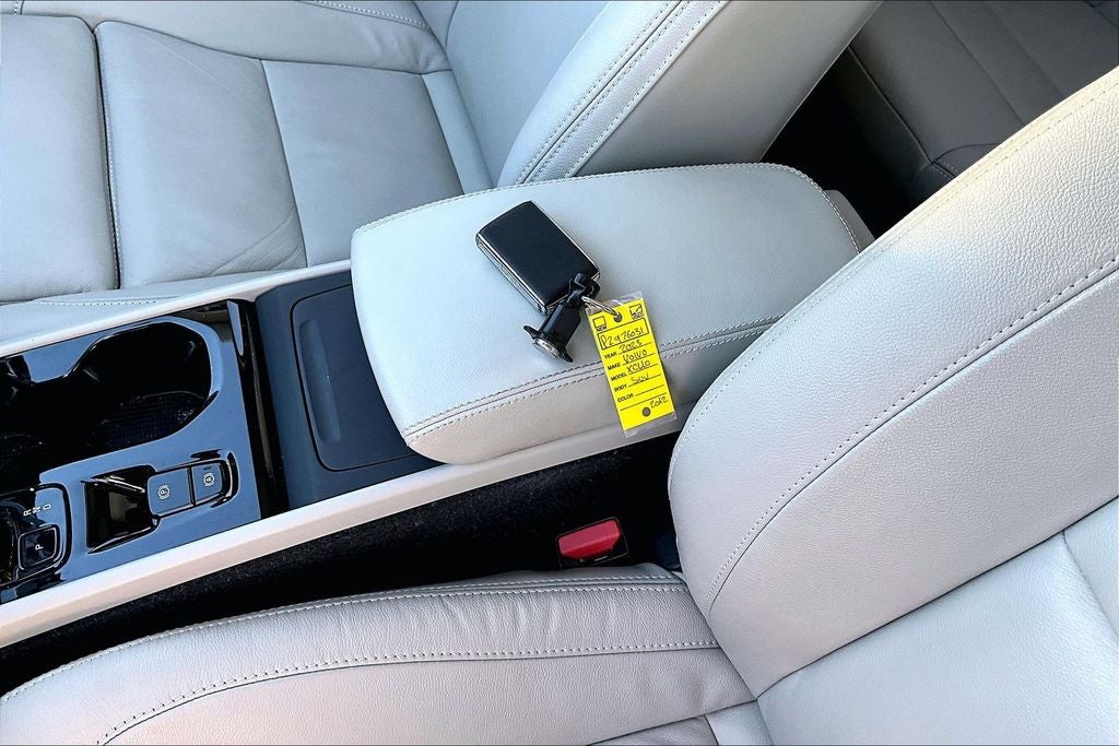 2023 Volvo XC40 B4 Plus Bright Theme