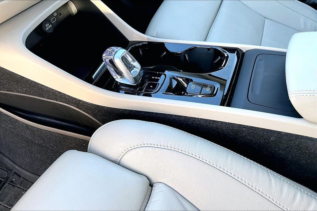 2023 Volvo XC40 B4 Plus Bright Theme