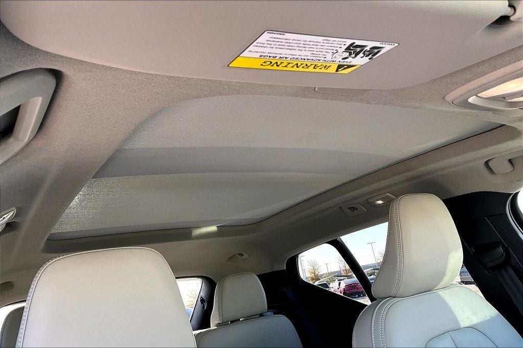 2023 Volvo XC40 B4 Plus Bright Theme