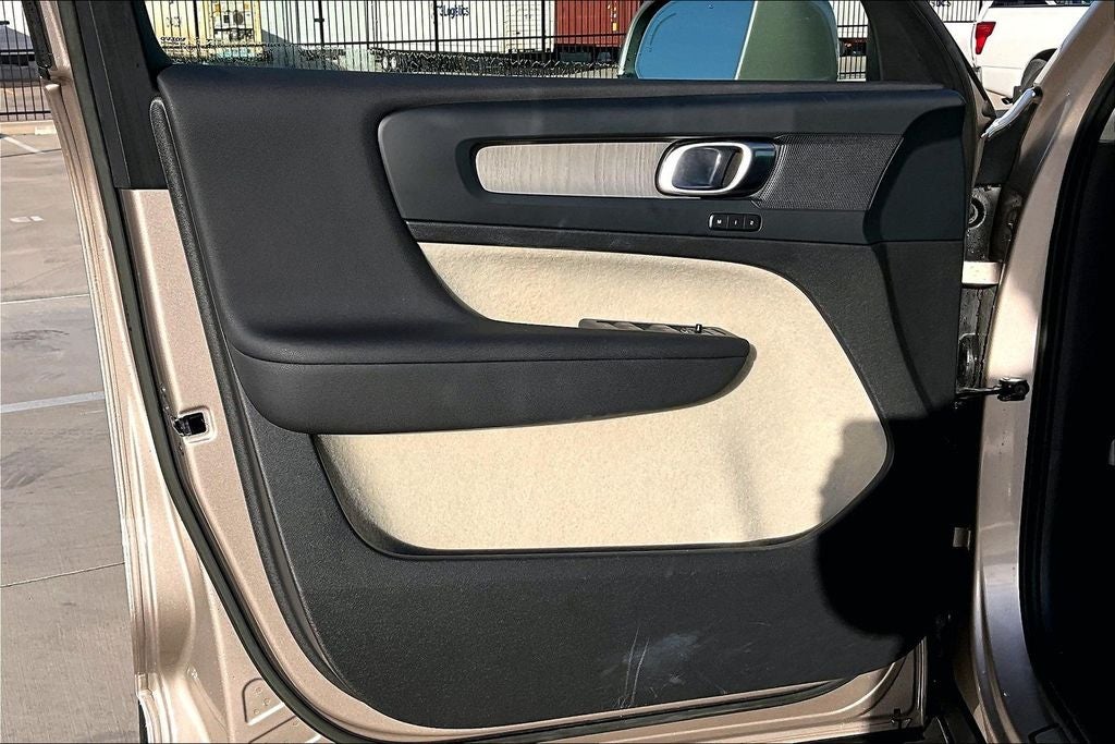 2023 Volvo XC40 B4 Plus Bright Theme