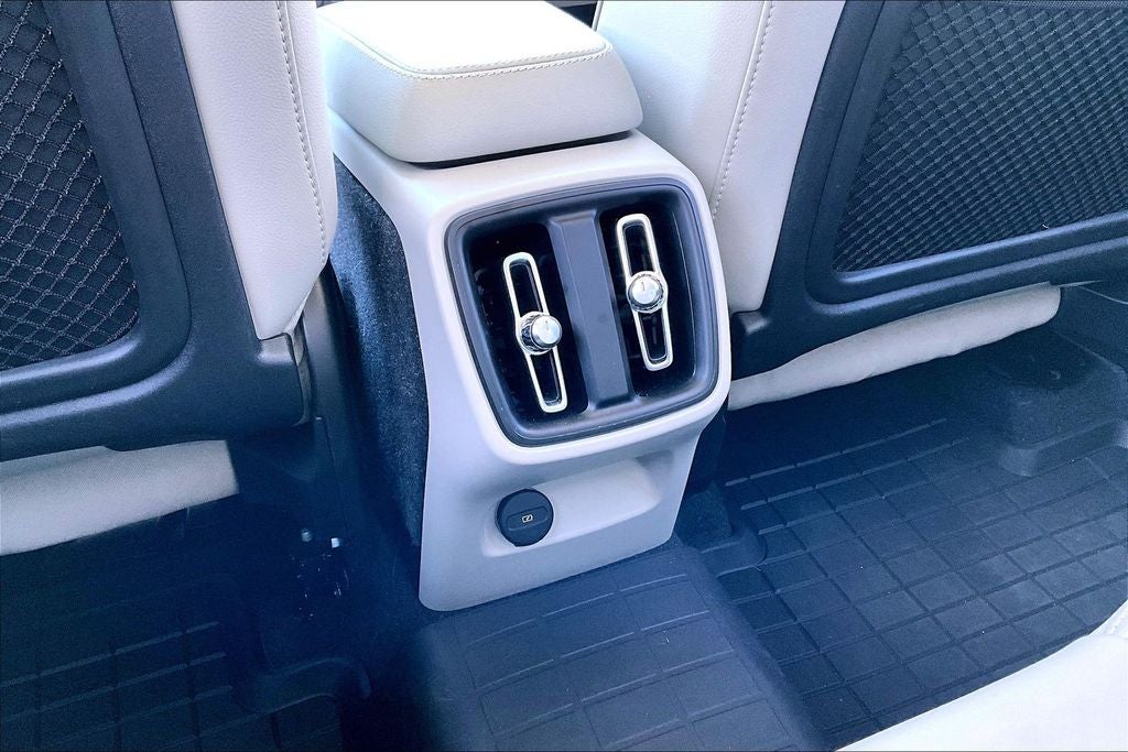 2023 Volvo XC40 B4 Plus Bright Theme