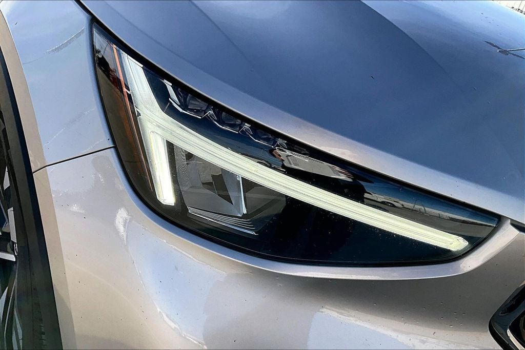 2023 Volvo XC40 B4 Plus Bright Theme